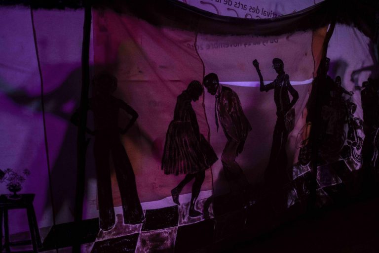 Dettaglio del backstage a un concerto tenutosi in occasione del festival “Emérgence, Arts et Racines”, organizzato dalla compagnia teatrale “Arène”, in Niamey. Niamey, Niger, 2018.
