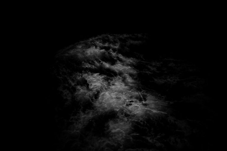 I resti di un gommone dedicato al trasporto dei migranti, soccorsi nell’agosto 2019. A bordo vi erano 98 persone tra cui 22 bambini. Mar Mediterraneo, 2019.